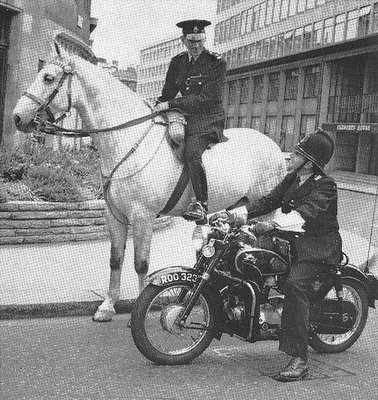 Motard & Police montée MET-1952.jpg